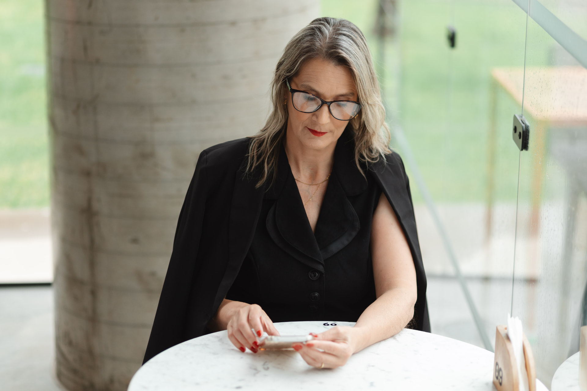 Ana Prietto analisando documentos